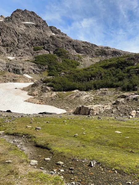 El Bolson, Arjantin 'de çayırlık ve yumuşak akıntılı kayalık yamaçlar. Yüksek kalite fotoğraf