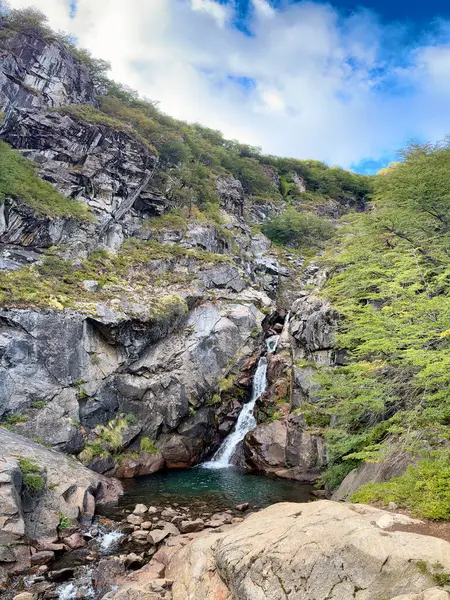 Park Nahuel Huapi 'de kayalık bir arazide saklı şelale. Yüksek kalite fotoğraf