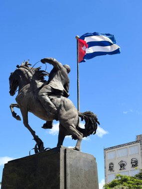 Jose Marti 'nin heykeli, canlı mavi gökyüzünün altında Küba bayrağı taşıyor. Küba, Havana 'daki 13. parka. Yüksek kalite fotoğraf