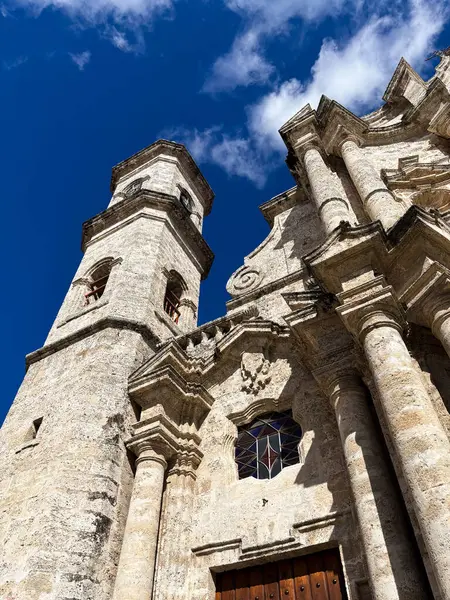 Havana Katedrali 'nin yükselen bir perspektifi, Küba Barok mimarisinin bir başyapıtı. Yüksek kalite fotoğraf