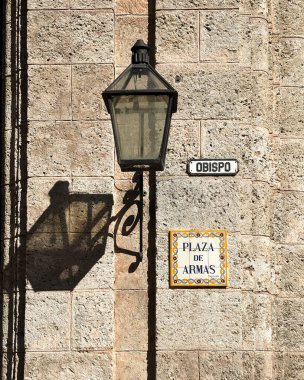 Obispo Caddesi, Old Havana, Küba 'daki Tarihi Sokak İşareti ve Lambası. Yüksek kalite fotoğraf