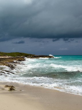 Küba, Cayo Santa Maria sahilinde muhteşem bir sabah fırtınası. Yüksek kalite fotoğraf