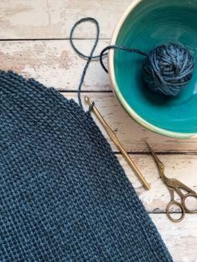 Ahşap yüzeyinde iplik ve aletlerle mavi örgü projesi. Yüksek kalite fotoğraf