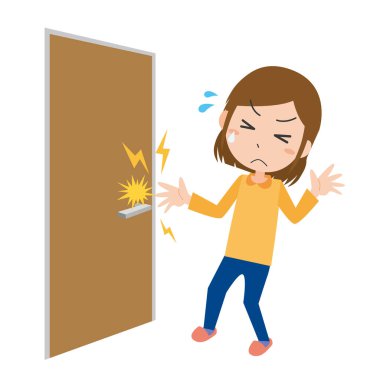 Kapı koluna dokunmaya çalışan statik elektrik uyarıcısına şaşıran bir kadın.