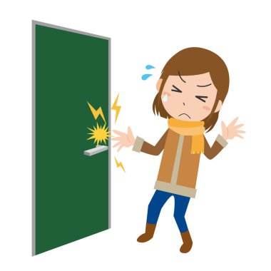 Kapı koluna dokunmaya çalışırken statik elektrik yüzünden acı çeken bir kadın.