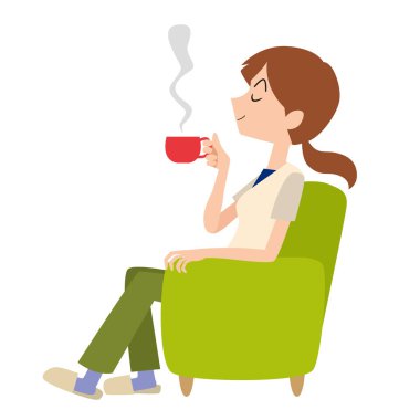 Kanepede oturan ve bir fincan kahveyle rahatlayan bir kadın.