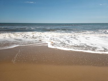 Sahildeki okyanus dalgalarının manzara fotoğrafı.