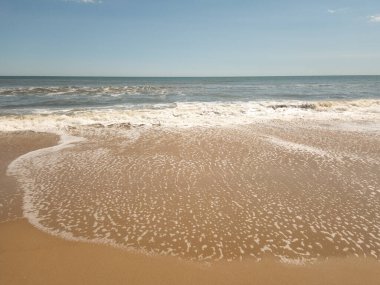 Sahildeki okyanus dalgalarının manzara fotoğrafı.