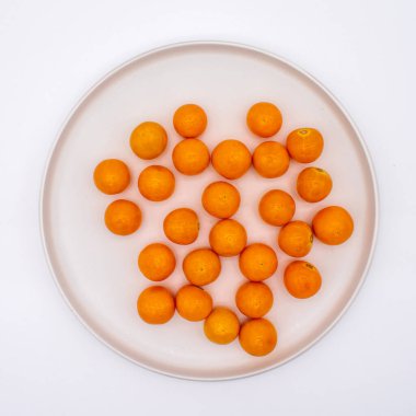 Beyaz arka planda olgun altın kaz üzümlerinin yakın plan fotoğrafı.