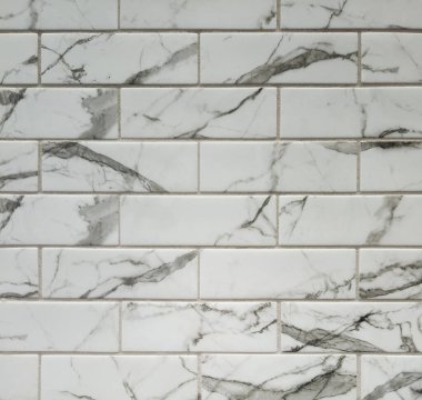 Banyoda ya da mutfak duvarında parlak gri ve beyaz mermer desenli metro başlığı