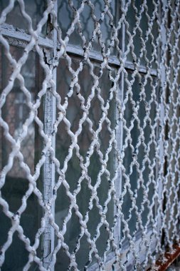 Güvenlik için paslı boyalı pencere ızgarasının fotoğrafını kapat. 