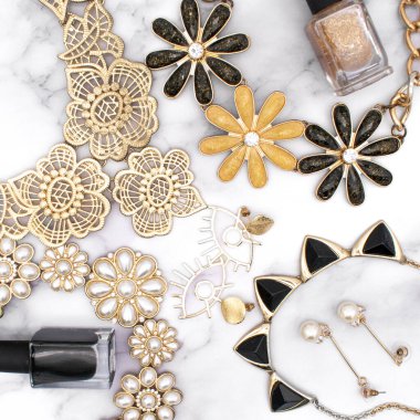 Altın ve siyah moda dairesi yeni yıl veya noel partisi için mücevher ve oje ile yatıyordu.