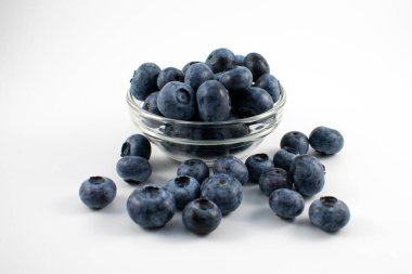 Yaban mersinlerinin küçük bir cam kasede çekilmiş fotoğraflarını kapat.