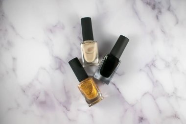 Arkaplan düz, birden fazla tırnak cilası renginde.