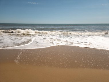 Sahildeki okyanus dalgalarının manzara fotoğrafı.