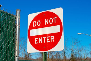 Mavi gökyüzü arkaplanına karşı sokak işaretini girmeyin