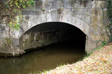 Nehir taştan bir tünelden geçiyor.