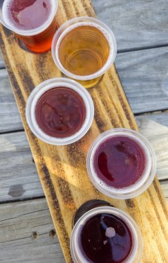 Tahta kürekte karbonatlı elma şarabı uçuşu.