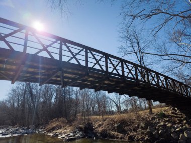 Güneş patlaması ile bir akarsu üzerinde köprü