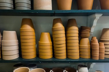 Raflardaki terra cotta saksılarının çeşitliliği