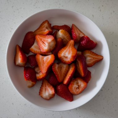 Bir kasede dilimlenmiş taze çilek.
