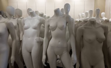 Terk edilmiş bir depoda bir grup kadın manken.