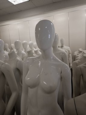 Terk edilmiş bir depoda bir grup kadın manken.