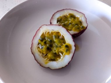 Tutku meyvesi taze dilimlenmiş tohumlar ve hamurla birlikte.