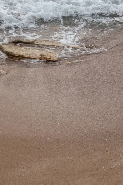 Κύμα Της Θάλασσας Και Βράχος Στην Άμμο — Φωτογραφία Αρχείου