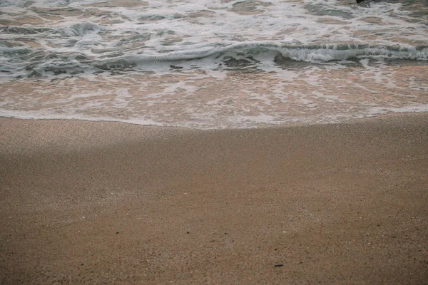 Θάλασσα Κύμα Και Άμμος Στην Ακτή — Φωτογραφία Αρχείου