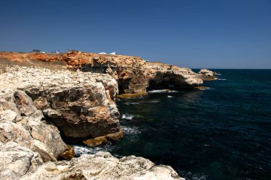 Denizde biten kayalık bir bölge.