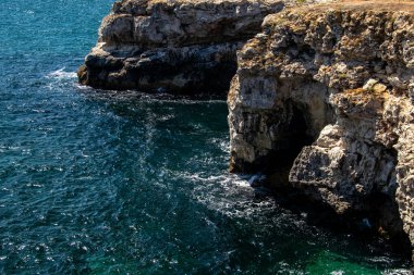 Denizde biten kayalık bir bölge.