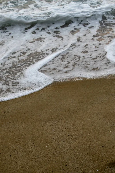 海岸及即将到来的海浪 — 图库照片