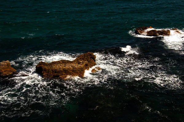 Γαλαζοπράσινα Νερά Της Θάλασσας Και Των Βράχων Της — Φωτογραφία Αρχείου