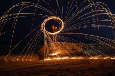 Yavaş ateşte dönen ateş