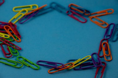 çok renkli ataçlar kağıt üzerinde düzenlenmiş