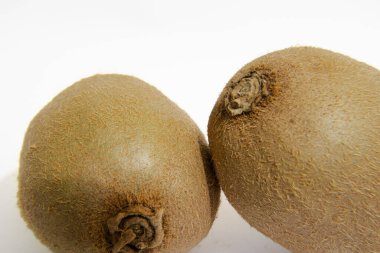 Beyaz arkaplanda bir grup kivi