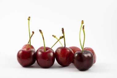 Beyaz arka planda bir demet tatlı kiraz