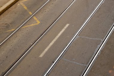 Tramvay raylı asfalt kaldırım