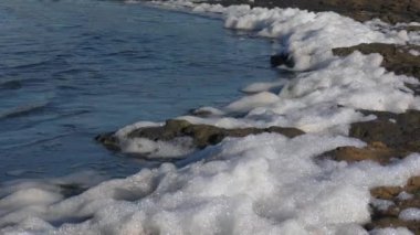 Rezervuarın kıyısındaki bol köpük ozanların Afrodit 'i hatırlamasına ve bilim adamlarının suda yüksek miktarda organik maddenin varlığından şüphelenmelerine neden oluyor..