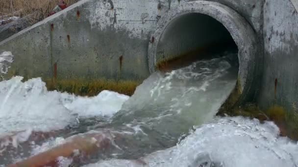 Schmutzwasser Fließt Aus Dem Rohr Einem Schnellen Bach Nahaufnahme — Stockvideo