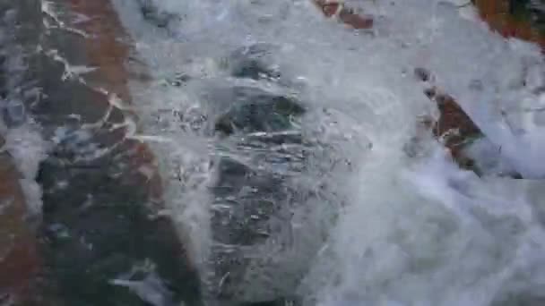 Pędzący Strumień Brudnej Wody Uciekający Rury Tworzy Łamacze Plamy Zbliżenie — Wideo stockowe