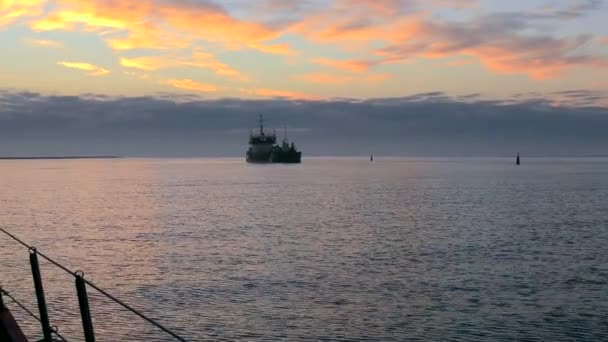 Donaudelta Schiff Verlässt Die Donau Morgengrauen Ins Schwarze Meer — Stockvideo