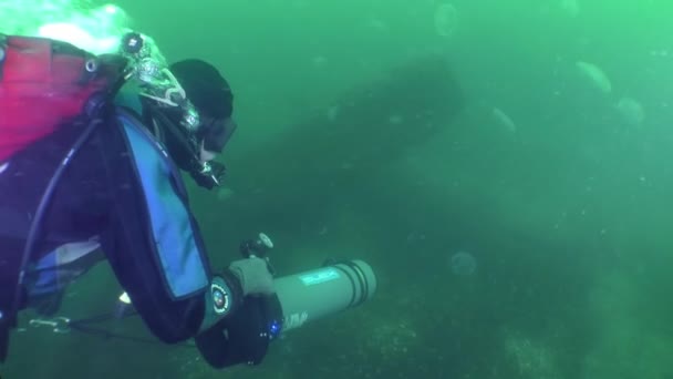 Diver Underwater Scooter Moves Water Column Accumulation Jellyfish — Stockvideo
