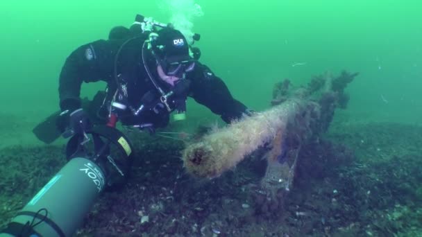 沉船潜水 潜水员检查站在海底的高射炮 — 图库视频影像