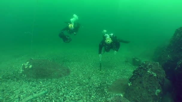 Altı Arkeolojik Araştırmaları Metal Dedektörlü Dalgıçlar Kayaların Arasındaki Deniz Tabanını — Stok video