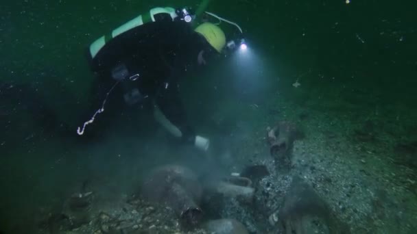 Undervattensarkeologi Forskningsdykare Använder Hydraulisk Pump För Att Suga Jord Från — Stockvideo