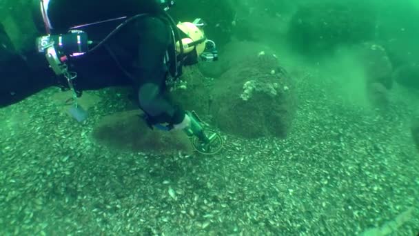 Pesquisa Arqueológica Subaquática Mergulhador Com Detector Metais Examina Fundo Mar — Vídeo de Stock