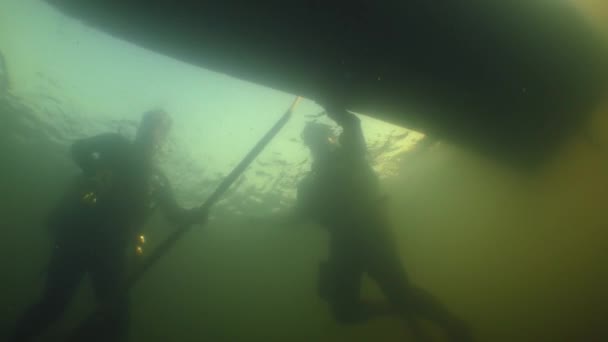 Υποβρύχια Αρχαιολογική Έρευνα Κάμερα Από Κάτω Δείχνει Σκάφος Και Δύτες — Αρχείο Βίντεο