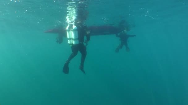 Potápěči Nastavit Své Vybavení Zatímco Plují Vedle Nafukovací Člun Fotoaparát — Stock video